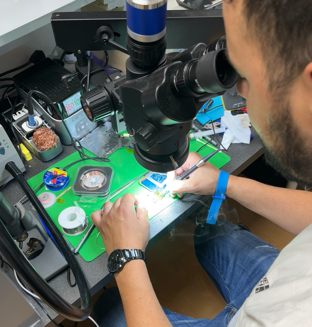 Bahreddine Amzour aan het werk met microsolderen