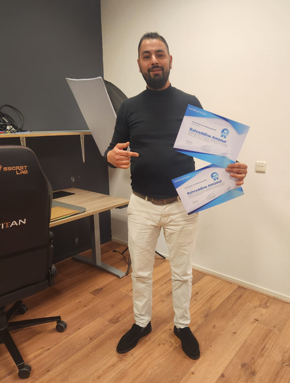 Bahreddine Amzour met certificaten micro-solderen